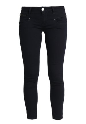 Jean slim noir en denim. Caractéristiques d'une coupe ajustée, poches avant et détail de poche zippée à la taille.