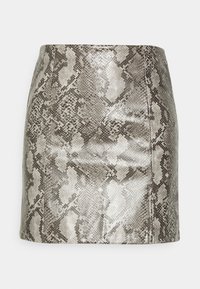 Mini-jupe argentée à motif serpent avec une texture lisse et brillante. Présente une coupe ajustée et une construction sans coutures.