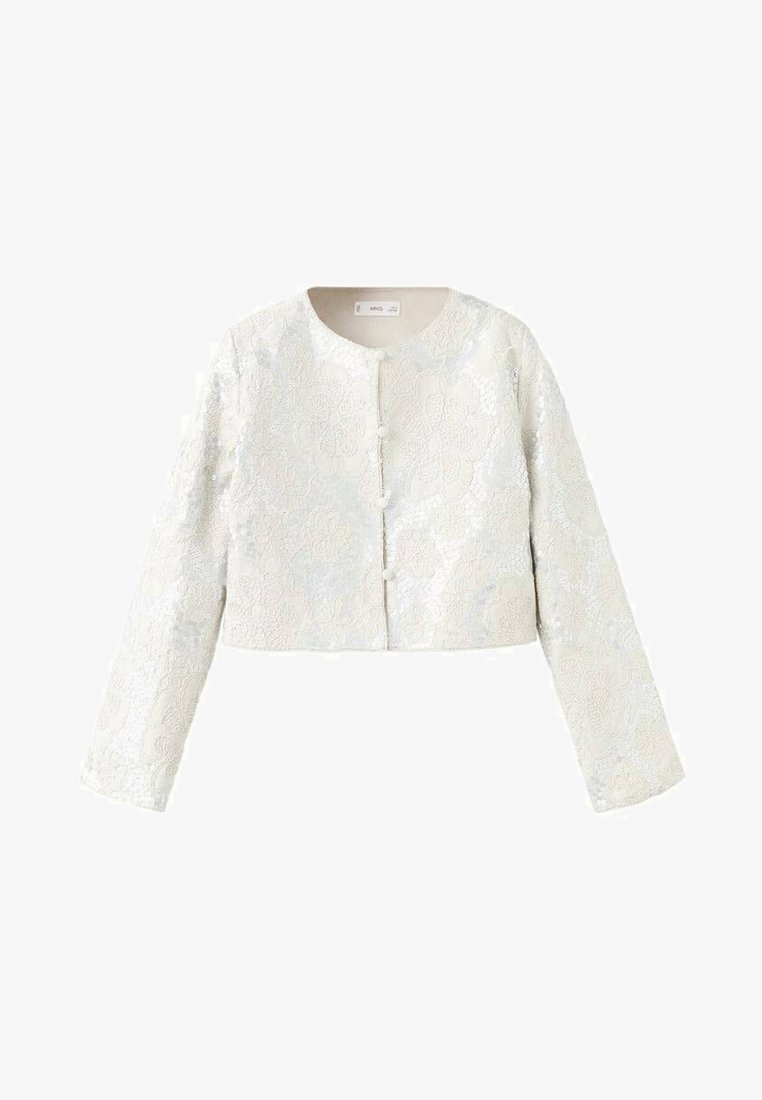 Biała przycięta kurtka z kwiatowym wzorem koronkowym i długimi rękawami. Posiada okrągły dekolt i zapięcie na guziki z przodu. Teksturowana powierzchnia.