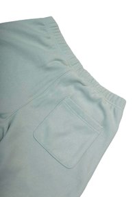 Pantaloni corti jogger blu chiaro in cotone con cintura elastica, dotati di una tasca posteriore a toppa e una texture liscia e morbida.