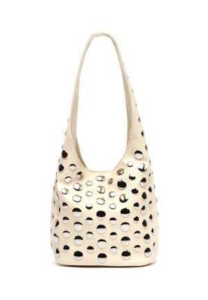 Cremfarbene Leder-Schultertasche mit silbernen, runden Nieten, die gleichmäßig die Außenseite bedecken, und einem langen, einzelnen Tragriemen.