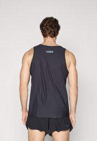 Schwarzes sportliches Tanktop aus leichtem Material, mit rundem Ausschnitt und dem blauen "HOKA"-Logo auf der Rückseite.