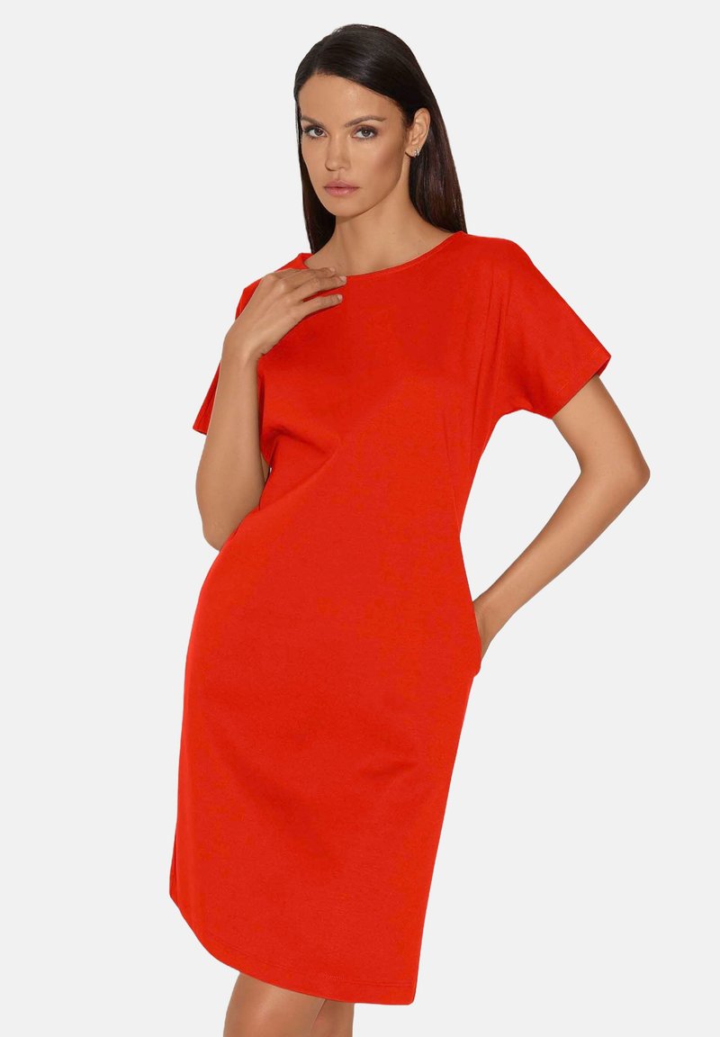Rood kortemouwen jurk van gladde stof, met een ontspannen pasvorm en twee zijzakken, die net boven de knie valt.