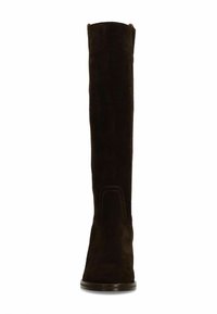 Botte en daim marron chocolat montant jusqu'au genou, avec une forme ajustée, un talon léger et des détails de coutures minimalistes autour de la cheville.