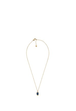 Collier en chaîne en or avec un pendentif en pierre précieuse bleue en forme de rectangle, doté d'une monture texturée et d'une fermeture à mousqueton.