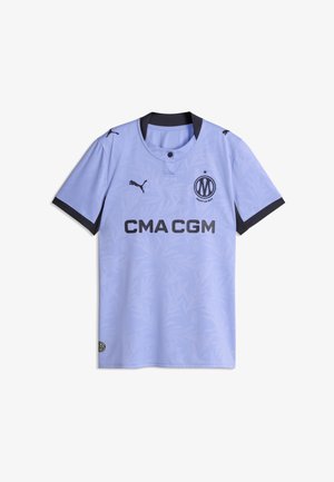 Camiseta de fútbol de color púrpura claro con cuello negro y bordes en las mangas, logo de Puma, texto del patrocinador CMA CGM y escudo del club Olympique de Marsella.