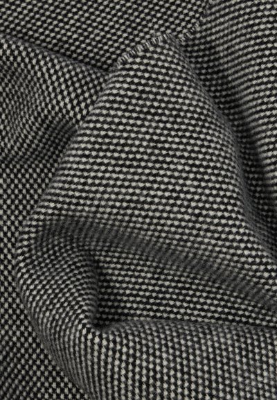 Teclado em preto e branco com padrão de pied-de-poule, com textura suave e dobras suaves.