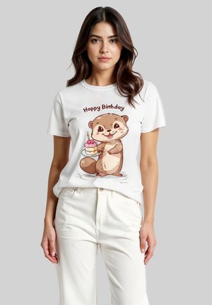 Witte T-shirt met een cartoonotter die een taart met roze glazuur en een verjaardagscadeau vasthoudt; ronde hals en korte mouwen.