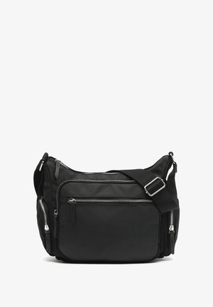 Schwarze Nylontasche mit mehreren Reißverschlusstaschen, verstellbarem Tragegurt, rechteckiger Form und glatter Textur. Silberne Hardware-Akzente.