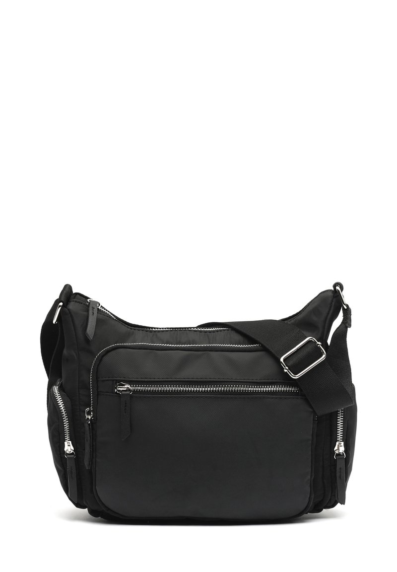 Schwarze Nylontasche mit mehreren Reißverschlusstaschen, verstellbarem Tragegurt, rechteckiger Form und glatter Textur. Silberne Hardware-Akzente.