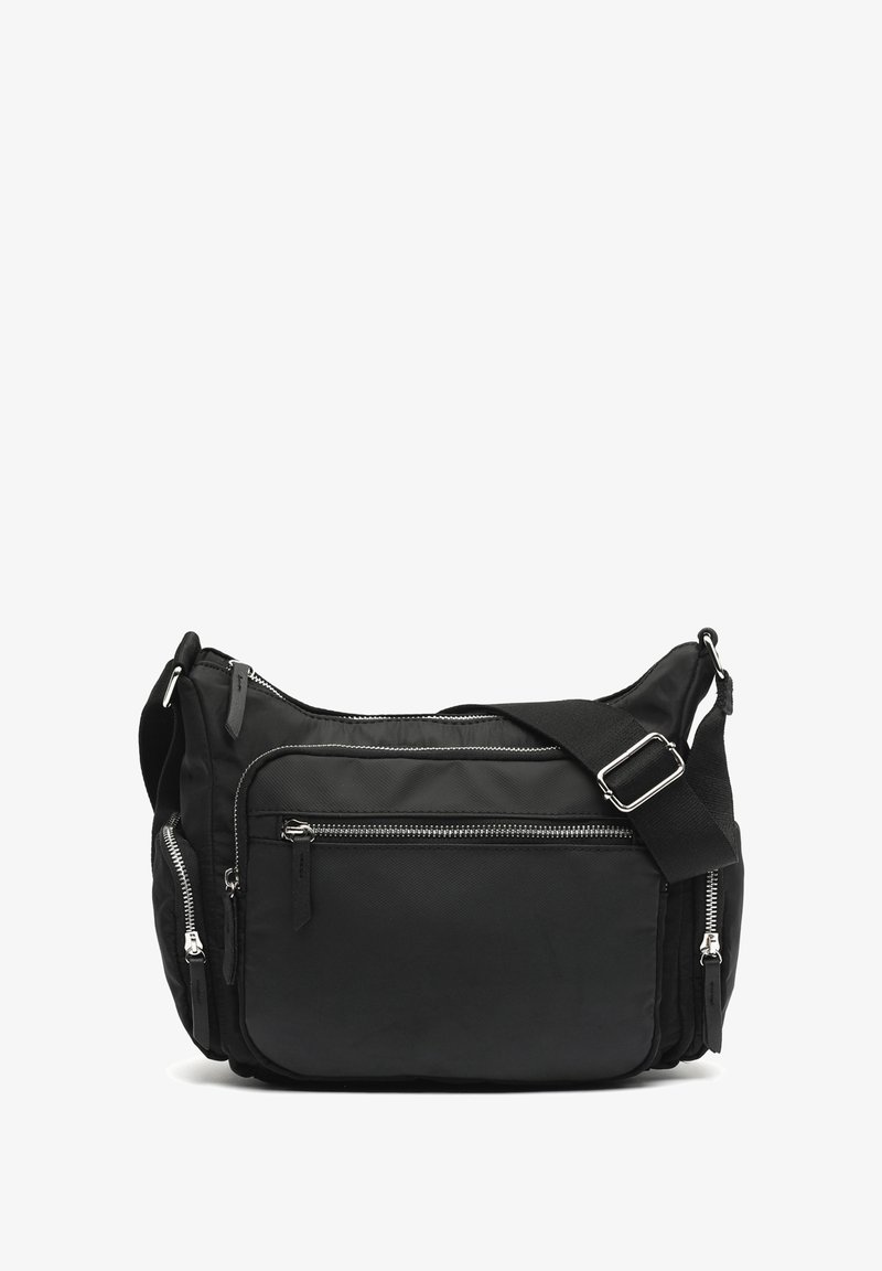 Schwarze Nylontasche mit mehreren Reißverschlusstaschen, verstellbarem Tragegurt, rechteckiger Form und glatter Textur. Silberne Hardware-Akzente.