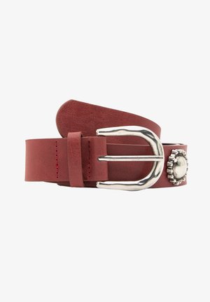 Červený kožený opasok so striebornou kovovou prackou a dekoratívnym okrúhlym akcentom, so kontrastným šitím a hladkým povrchom.