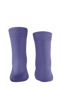 Zwei lila Socken mit gerippten Bündchen und glatten, nahtlosen Körpern, aufrecht positioniert, um ihr Design und ihre Farbe zu präsentieren.