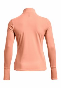 Langärmliges Sport-Shirt in hellem Pfirsich, aus glattem Stoff gefertigt. Bietet einen Stehkragen und dezente Rückendetails. Keine sichtbaren Verschlüsse.