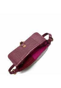 Borsa a mano in pelle bordeaux con esterno strutturato, fodera rosa e chiusura in metallo dorato. Presenta una tracolla regolabile.