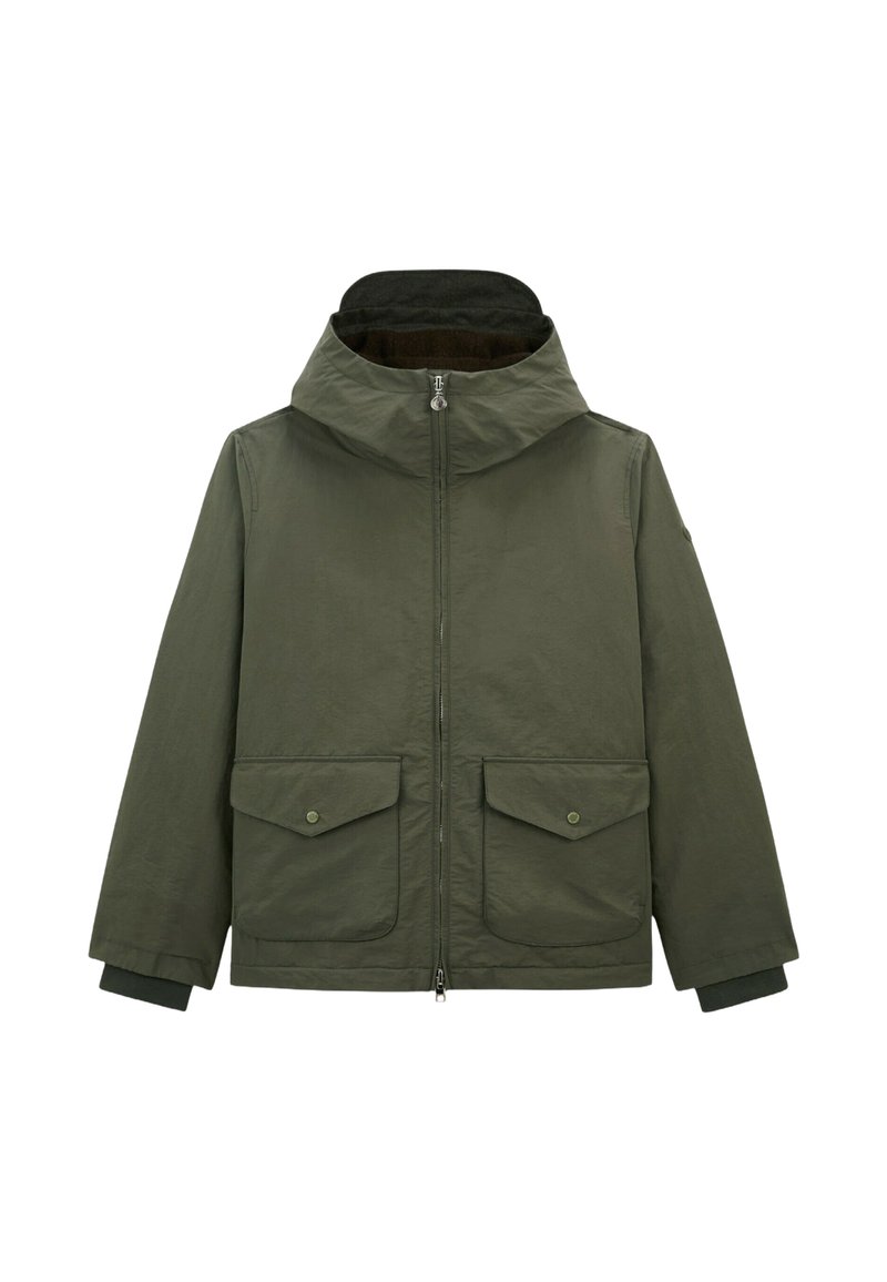 Veste vert olive avec capuche, fermeture éclair à l'avant, deux grandes poches poitrine, et poignets en tricot. Tissu doux avec une finition mate.