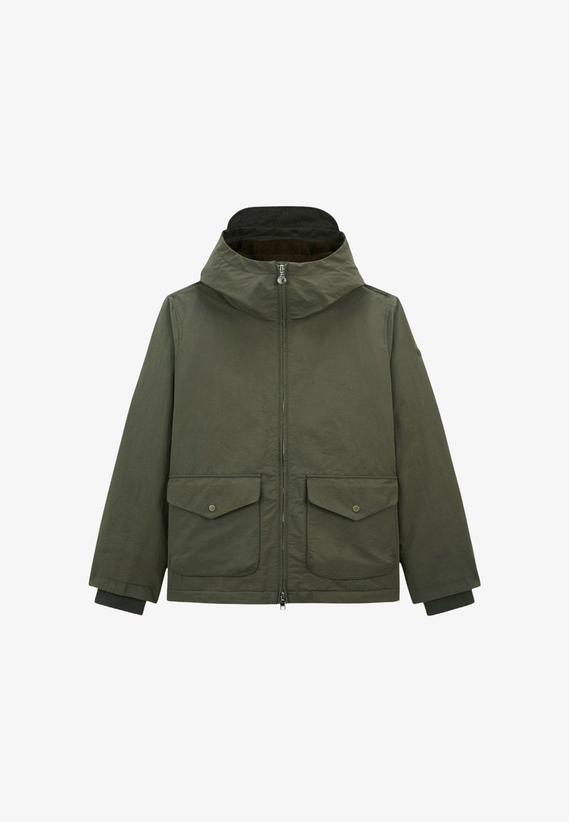 Veste vert olive avec capuche, fermeture éclair à l'avant, deux grandes poches poitrine, et poignets en tricot. Tissu doux avec une finition mate.