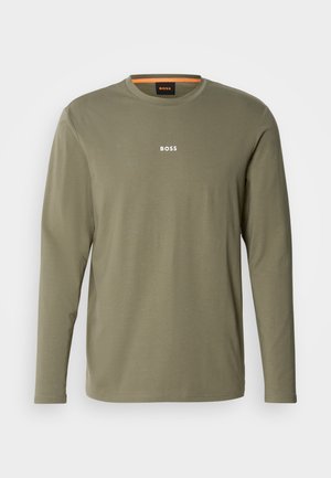 Dlouhý rukáv, olivově zelené tričko vyrobené z měkké látky, s kulatým výstřihem a bílým logem "BOSS" na hrudi. Hladká textura.