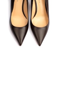 Décolleté neri in pelle con punta affusolata, superficie liscia e design a taglio basso sul fronte. L'interno è rifinito con una fodera beige.