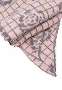 Piumone morbido a scacchi realizzato con fibre rosa e grigie. Presenta un motivo a griglia con orlo sfrangiato e una sottile trama. Misura approssimativamente rettangolare.