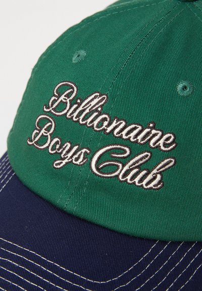 Casquette de baseball verte et marine présentant "Billionaire Boys Club" brodé en fils blancs et argentés ; texture semblable au denim avec des coutures d'accent.