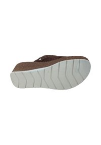 Scarpa marrone slip-on con tomaia textured e suola in gomma bianca dotata di un motivo a battistrada. Include un accento metallico sulla cinghia.