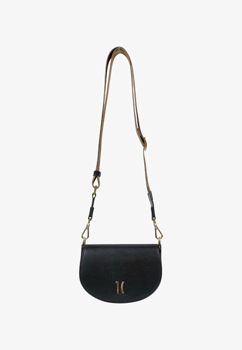 Sac en cuir noir en bandoulière avec un logo en accent doré. Il présente une forme arrondie et une bandoulière ajustable avec des accessoires dorés.