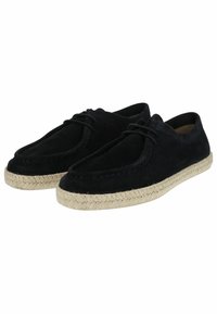 Zapatos de ante negros con punta redondeada, que cuentan con una suela de cuerda de yute y un sencillo detalle de cordones a lo largo del borde superior. Textura suave y diseño casual.
