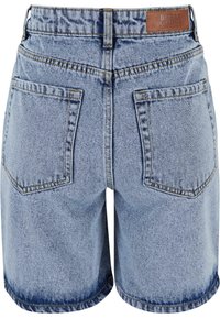 Shorts en denim bleu clair, à taille haute, dotés de deux poches arrière et de coutures contrastées. Étiquette en cuir à la taille.