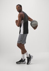 Nike Performance DNA SHORT - Spordišortsid - cool grey/black