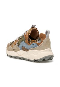 Sneaker con una tomaia in tessuto camouflage marrone e verde, dettagli azzurri e pannelli in suede. Presenta una suola bianca spessa e texturizzata.