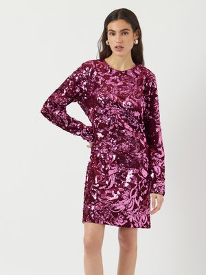 Abito a maniche lunghe in un borgogna scintillante con motivo floreale in paillettes. Silhouette aderente, scollatura rotonda e lunghezza sopra il ginocchio.
