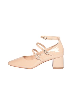Scarpa con tacco a blocco in pelle verniciata rosa pallido, dalla punta appuntita, con tre cinturini regolabili alla caviglia e fibbie argentate. Texture liscia.