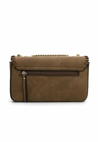 Borsa a tracolla in suede marrone con tracolla a catena, tasca anteriore con zip e cuciture decorative lungo i bordi. Forma rettangolare.