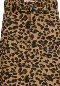 Luipaardprint rok in tan, met een textuurstof, voorzakken, metalen knoopsluiting en een RETOUR merklabel langs de zijnaad.