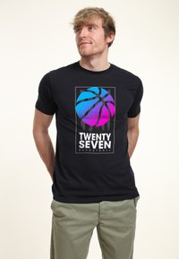 Černé tričko s krátkým rukávem se zeleno-růžovou grafikou basketbalu a textem "TWENTY SEVEN BASKETBALL" pod ním.