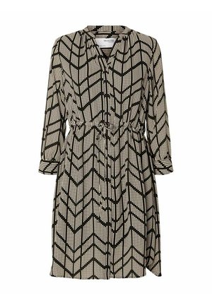 Zwart-witte jurk met lange mouwen en knielengte, met een geometrisch zigzag- en stippenpatroon, een geplooide taille en een knoopsluiting aan de voorkant.