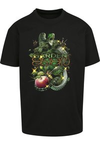 Černé bavlněné tričko s barevným grafickým motivem hada, jablka a rostlin. Text zní "ZÁHRADA" v dekorativním písmu.