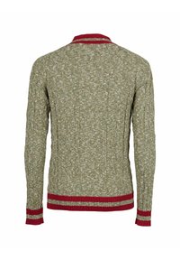 Maglione lavorato a maglia in verde oliva con un motivo testurizzato, caratterizzato da maniche lunghe e coste a righe rosse al colletto e all'orlo.