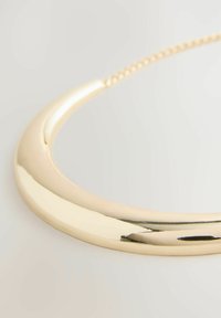 Guldtonet metal halskæde med et buet, glat design. Har en flad overflade og en delikat kæde til fastgørelse.