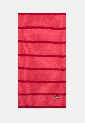 Écharpe en tricot rose rectangulaire avec des rayures horizontales rose foncé espacées régulièrement et un petit écusson brodé d'un chérubin près du bord inférieur.