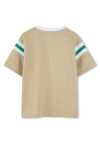 T-shirt beige à manches courtes avec un col rond blanc et des accents à rayures vertes et blanches sur les manches. Matériel doux et respirant.