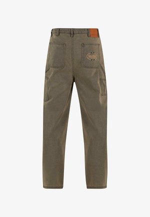 Ciemnozielone spodnie cargo wykonane z trwałego materiału, z wieloma kieszeniami, dopasowanym pasem oraz małą skórzaną naszywką z tekstem.