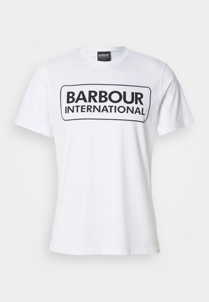 Valge lühikeste varrukatega T-särk, mille rinnal on must "BARBOUR INTERNATIONAL" tekst, mis on keskendatud ümarasse ristkülikusse.