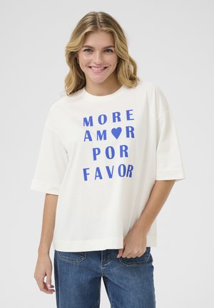Hvid bomulds T-shirt med korte ærmer, prydet med fed blå tekst: "MORE ❤️ AMOR POR FAVOR." Afslappet pasform, enkelt design, blød tekstur.