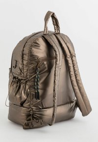 Sac à dos en bronze rembourré avec une finition brillante, doté d'une poche frontale zippée, de bretelles réglables et de détails colorés sur les zips.