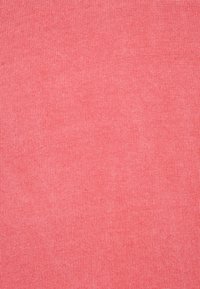 Koralltyg med en slät, texturerad yta. Materialet har ett enhetligt finstickat mönster med ett mjukt, lätt utseende.