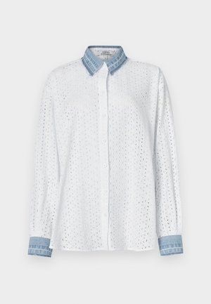 Camisa branca de manga longa com padrão de ilhós e colarinho em denim. Frente com botões e punhos em denim; tecido leve, design casual.