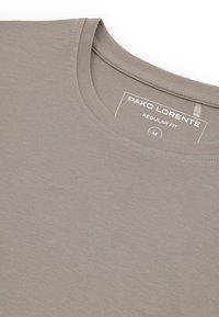 Jasnoszara regular fit koszulka t-shirt wykonana z miękkiego materiału, z okrągłym dekoltem i metką z informacjami o marce i rozmiarze.