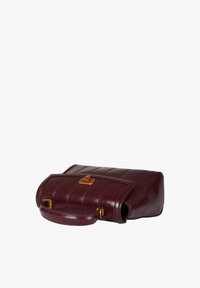 Borsa a mano in pelle bordeaux con design trapuntato, chiusura con hardware dorato e manico corto. La borsa ha una forma rettangolare strutturata.
